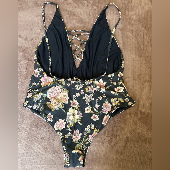 { Billabong Floral Lace-Up and Backless Swimsuit } - Picture 3 of 6